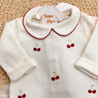  Macacão Tricotil (Tricot 100% Algodão) com Gola e Bordado - Off White Cerejas Vermelhas